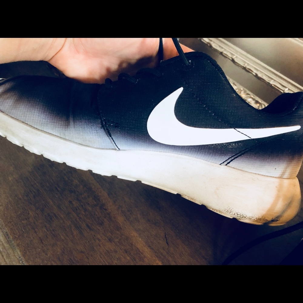 Fade black/white Nike roshe runs